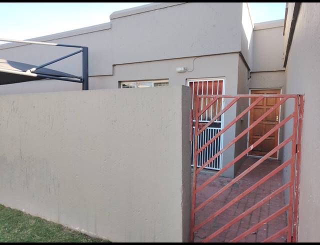 1 BEDROOM TOWNHOUSE FOR SALE IN HALFWAY GARDENS